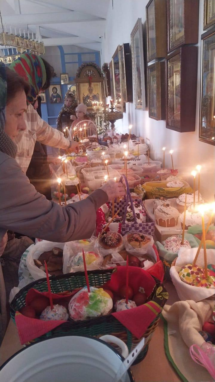 В храмах городского округа Красногорск освящают куличи, крашеные яйца, творожные пасхи