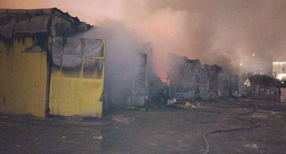 Пожар на территории бывшего строительного ТЦ «Синдика» на 65-м километре МКАД  локализован